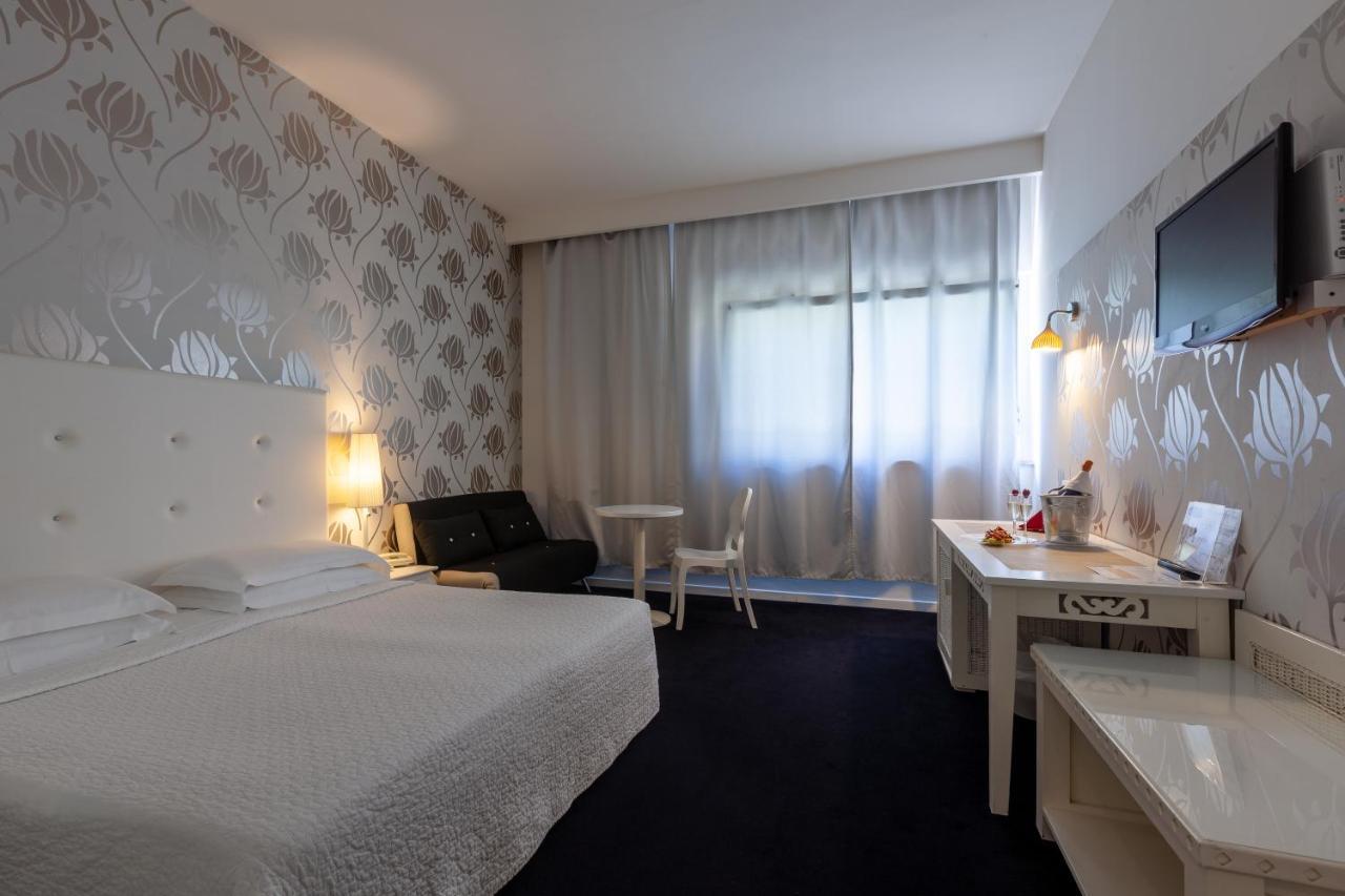 Hotel Mediterraneo Riccione Esterno foto