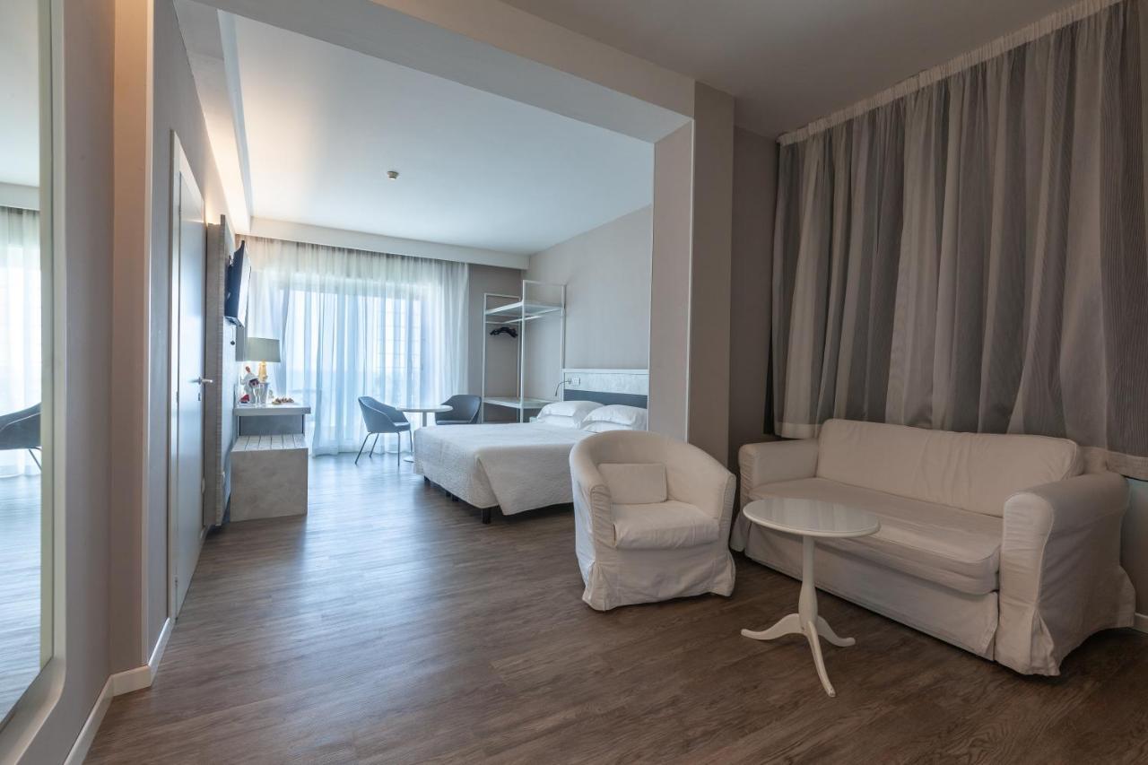 Hotel Mediterraneo Riccione Esterno foto
