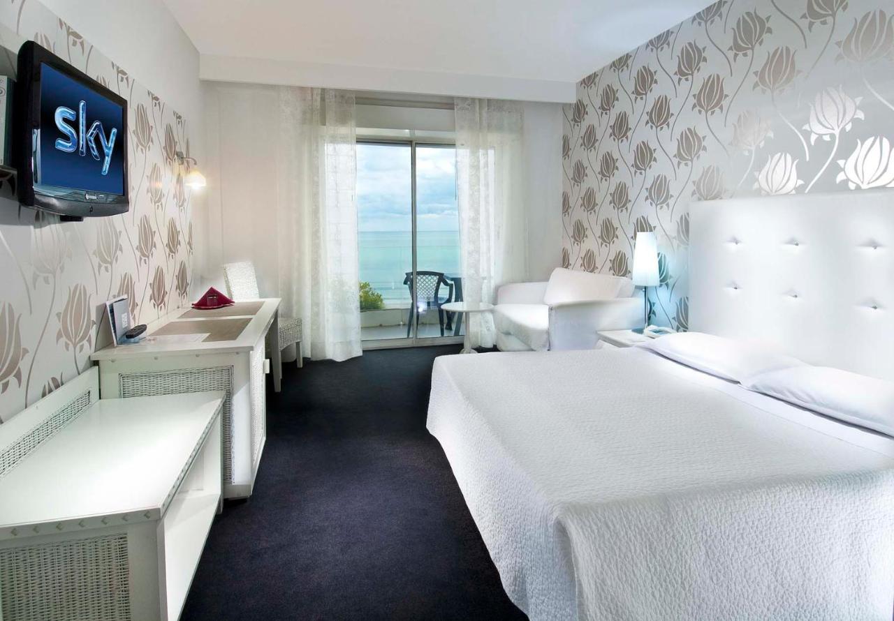 Hotel Mediterraneo Riccione Esterno foto