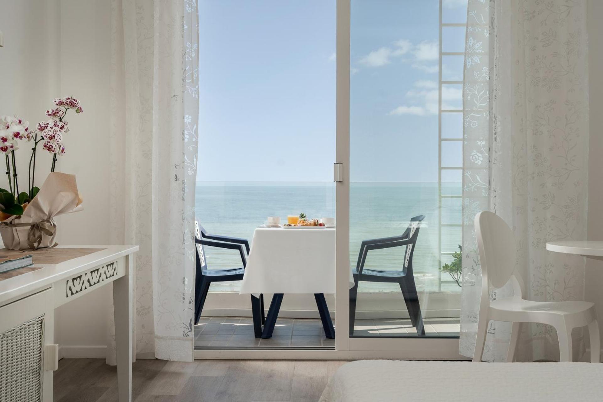Hotel Mediterraneo Riccione Esterno foto