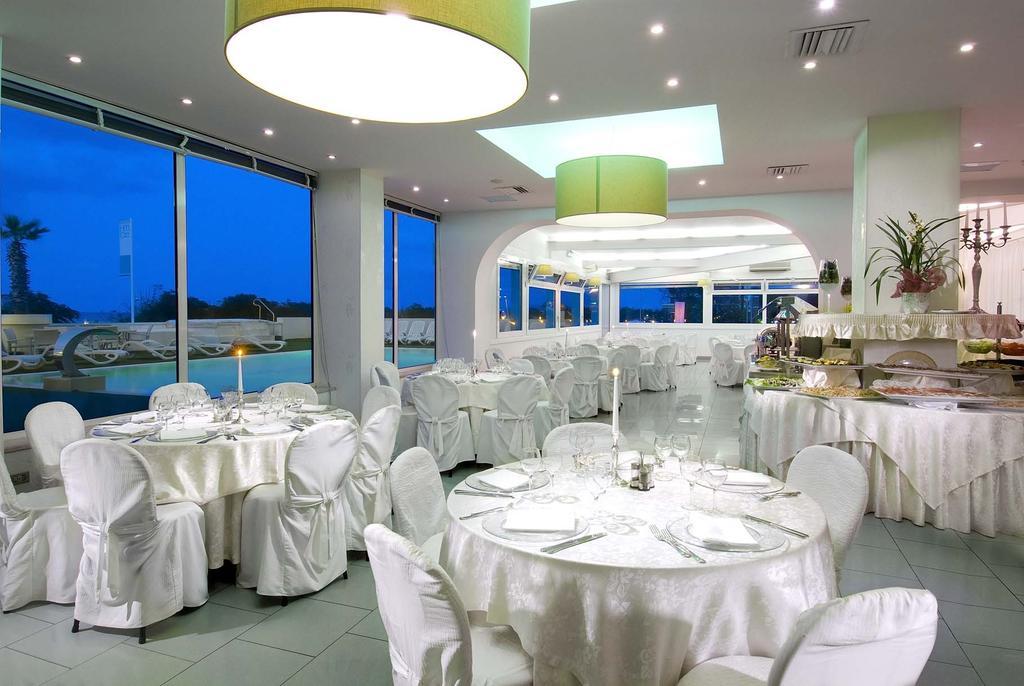 Hotel Mediterraneo Riccione Esterno foto