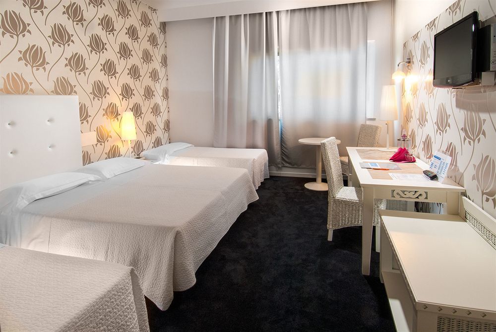 Hotel Mediterraneo Riccione Esterno foto