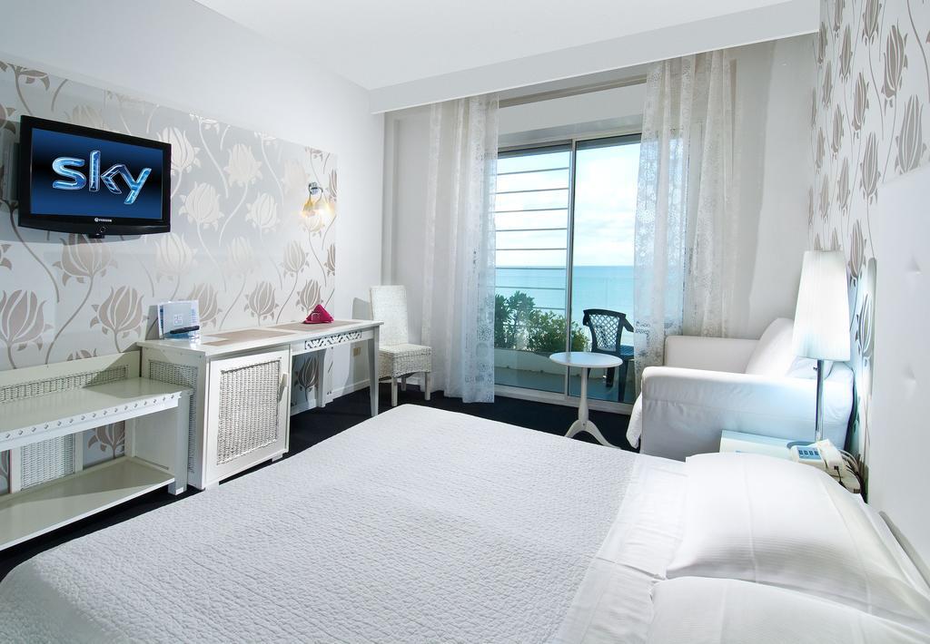 Hotel Mediterraneo Riccione Esterno foto