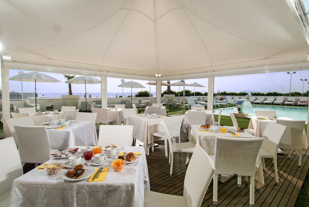 Hotel Mediterraneo Riccione Esterno foto